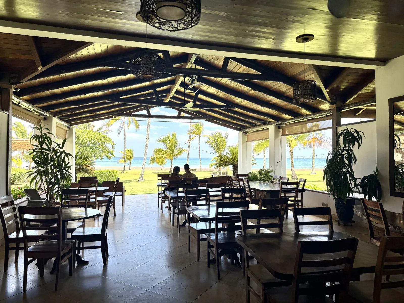 Open-air dining room facing the ocean